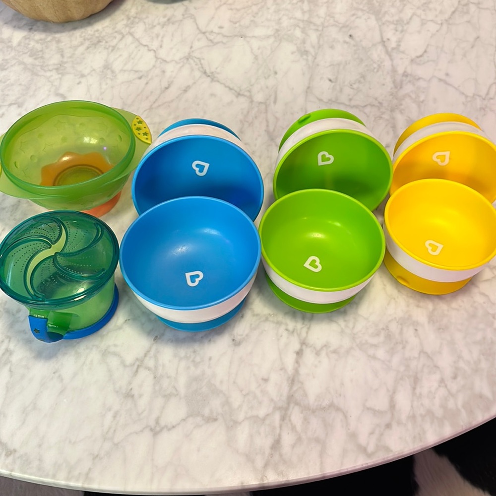 Munchkin suction bowls and snack cup. Includes all pictured. GUC.